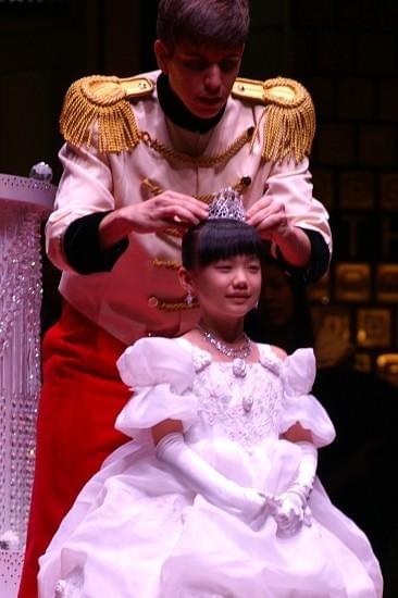 よろよろポロリでもかわいい 愛菜ちゃん、本格プリンセス衣装に苦戦