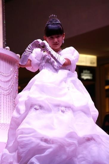 よろよろポロリでもかわいい 愛菜ちゃん、本格プリンセス衣装に苦戦