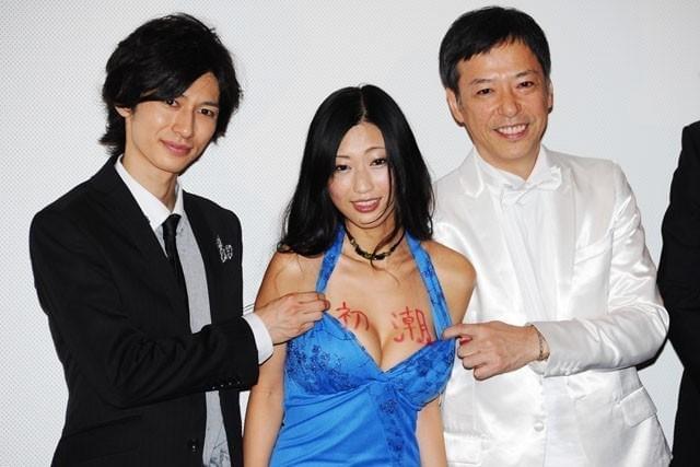 壇蜜、パンティ“生脱ぎ”披露し客席に投げ入れ