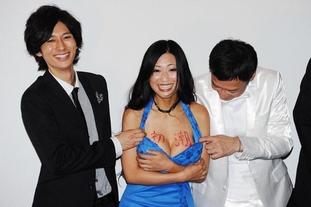 壇蜜、パンティ“生脱ぎ”披露し客席に投げ入れ