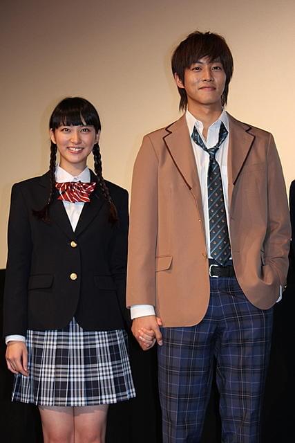 武井咲＆松坂桃李は相思相愛 仲良く手つなぎラブラブ舞台挨拶