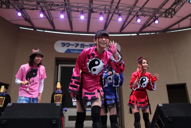 川島海荷、生アクションでキョンシー退治 ちびっ子も大歓声