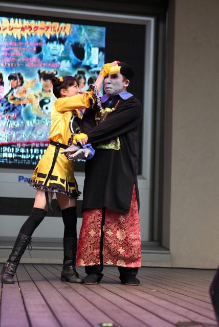 川島海荷、生アクションでキョンシー退治 ちびっ子も大歓声