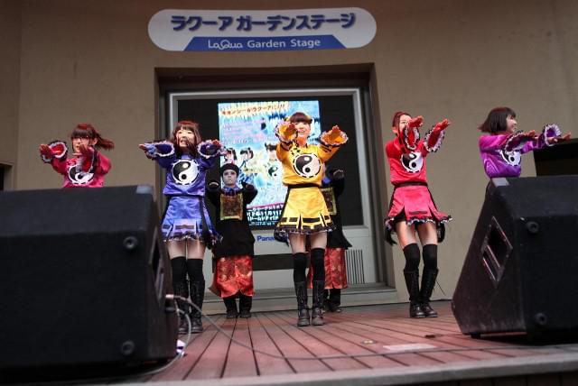 川島海荷、生アクションでキョンシー退治 ちびっ子も大歓声