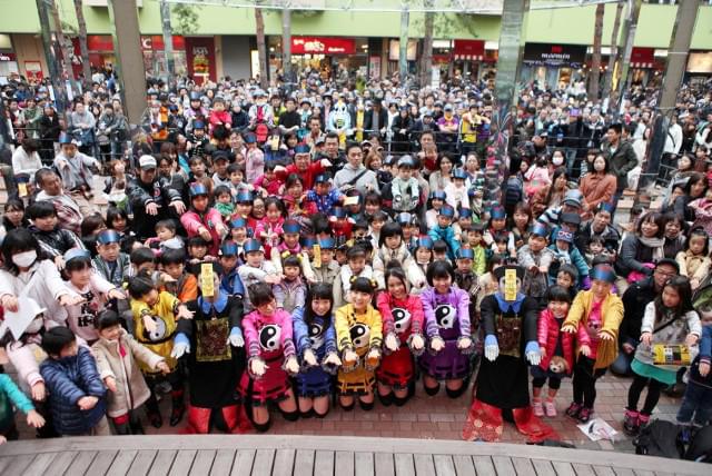 川島海荷、生アクションでキョンシー退治 ちびっ子も大歓声