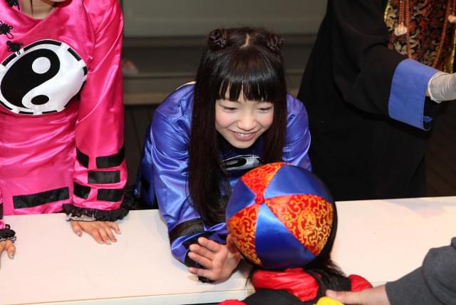 川島海荷、生アクションでキョンシー退治 ちびっ子も大歓声