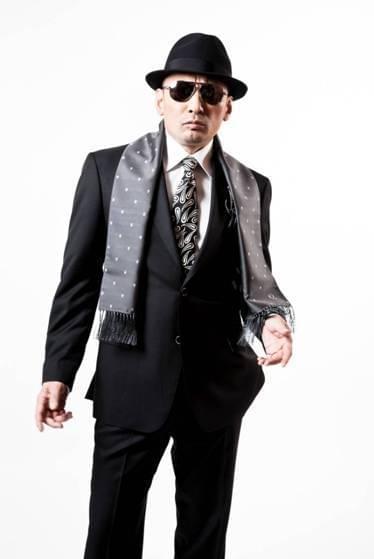 主題歌を担当したクレイジーケンバンドの横山剣