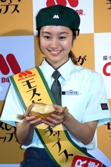 モスバーガーの制服姿を披露した忽那汐里