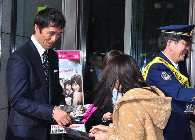 「不謹慎ですみません」詐欺師演じた阿部寛、詐欺撲滅をアピール