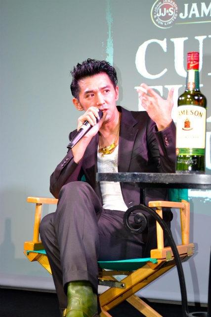 村上淳、ウイスキー片手に「エイリアン」トークに花咲かす