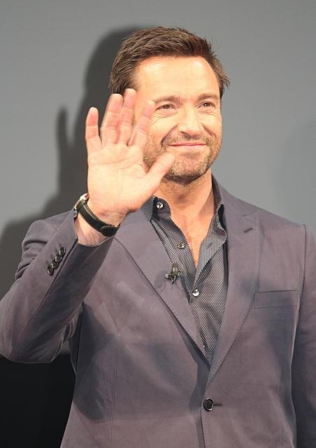 ヒュー・ジャックマン、アン・ハサウェイ＆アマンダ・セイフライド“両手に花”でご満悦