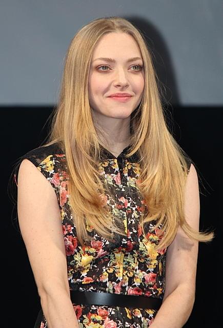 ヒュー・ジャックマン、アン・ハサウェイ＆アマンダ・セイフライド“両手に花”でご満悦