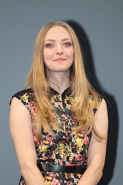 ヒュー・ジャックマン、アン・ハサウェイ＆アマンダ・セイフライド“両手に花”でご満悦