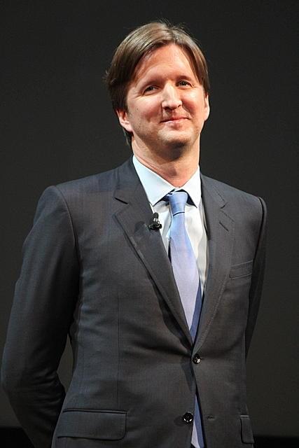 ヒュー・ジャックマン、アン・ハサウェイ＆アマンダ・セイフライド“両手に花”でご満悦