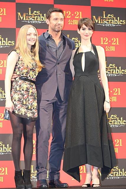 ヒュー・ジャックマン、アン・ハサウェイ＆アマンダ・セイフライド“両手に花”でご満悦