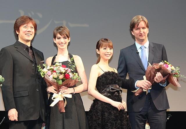 ヒュー・ジャックマン、アン・ハサウェイ＆アマンダ・セイフライド“両手に花”でご満悦