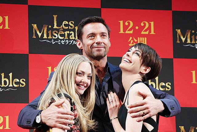 ヒュー・ジャックマン、アン・ハサウェイ＆アマンダ・セイフライド“両手に花”でご満悦