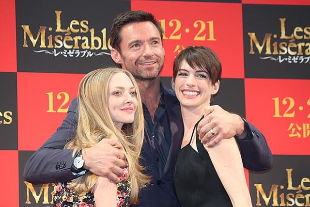 ヒュー・ジャックマン、アン・ハサウェイ＆アマンダ・セイフライド“両手に花”でご満悦