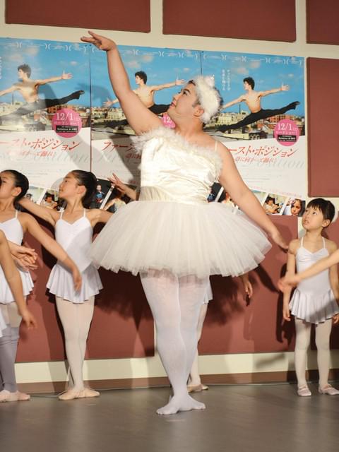 インパルス・堤下、チュチュ姿で白鳥の舞「ただひたすらにつらい」