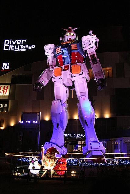 お台場の実物大ガンダム、クリスマス仕様のライトアップがスタート