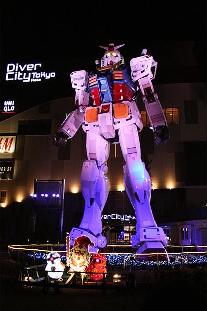 お台場の実物大ガンダム、クリスマス仕様のライトアップがスタート