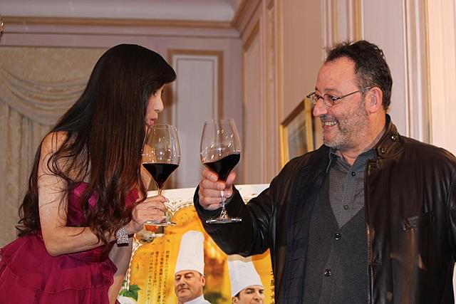 ジャン・レノ、写真撮影に大テレ 川島なお美に“主役”の座を譲る!?