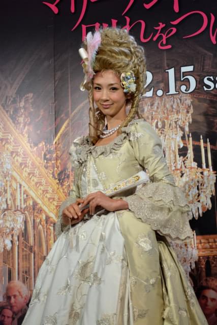 ほしのあき、産後初のコスプレはマリー・アントワネット
