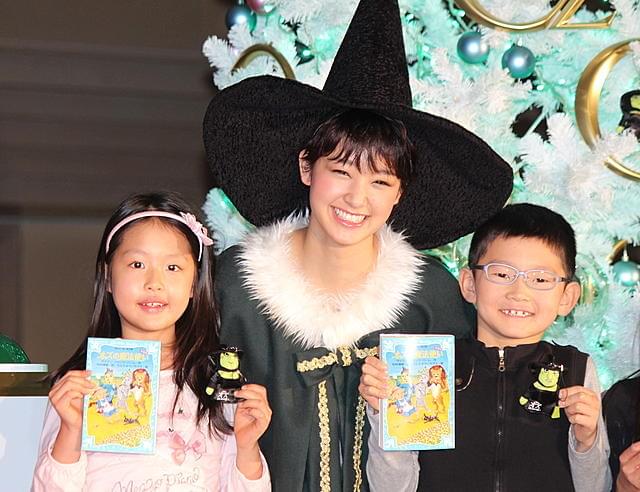 剛力彩芽、サンタ衣装でご機嫌 子どもたちに本のプレゼント