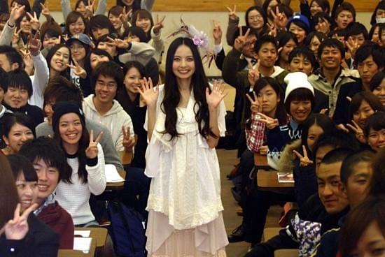 母校で1日教授を務めたベッキー