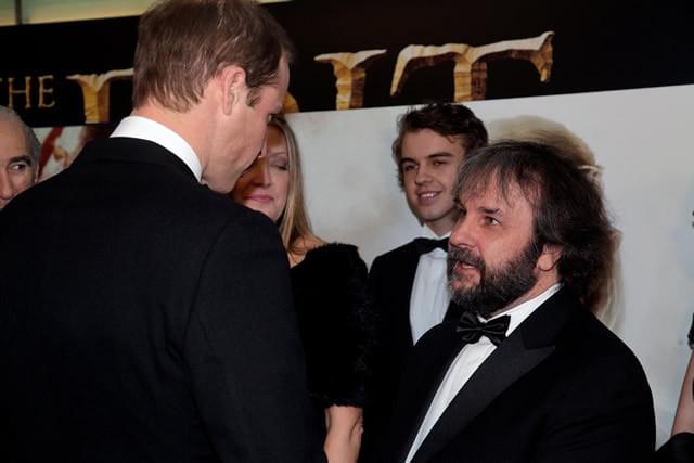 ウィリアム王子（左）と対面したサー・ピーター・ジャクソン（右）
