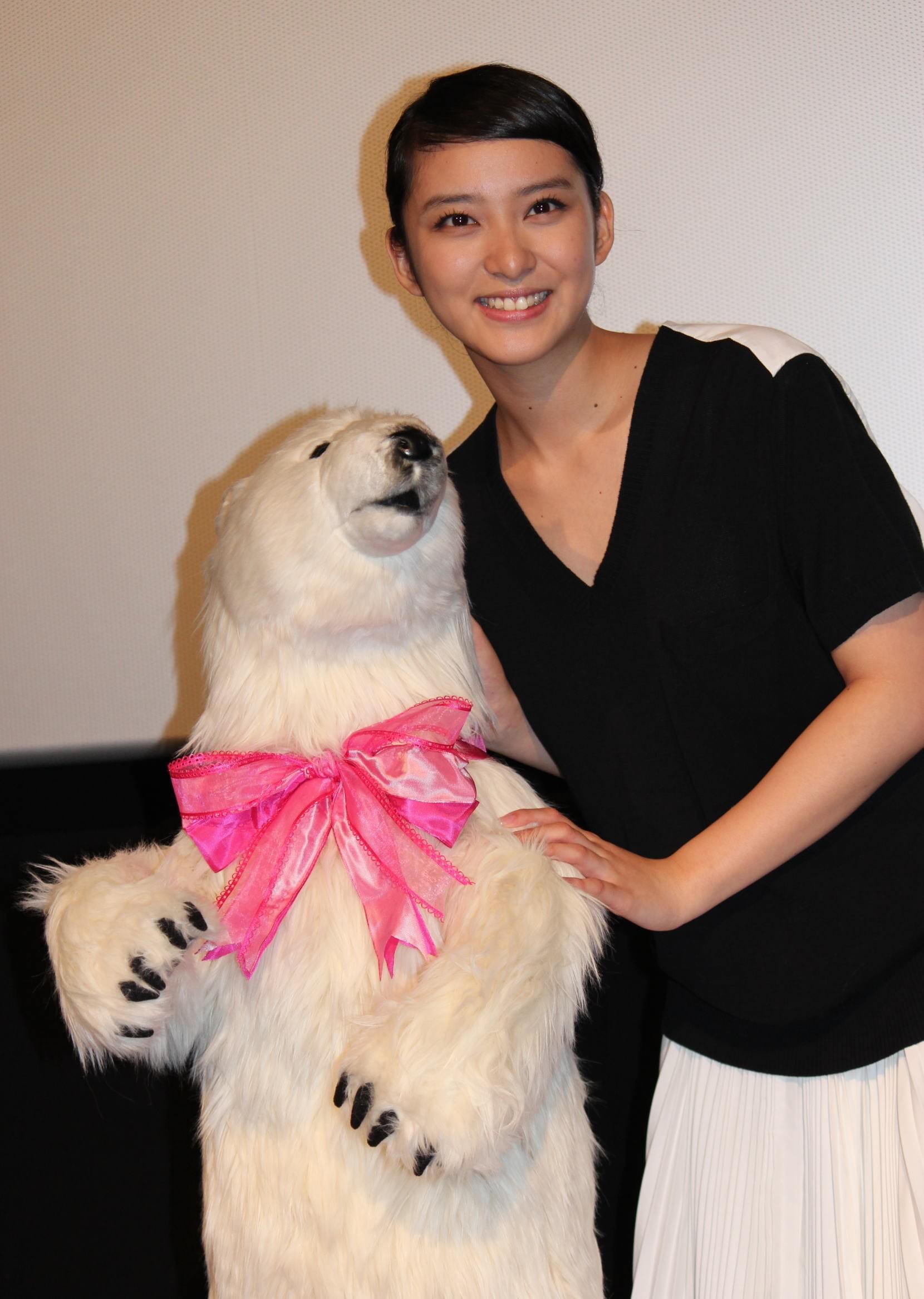 武井咲、松坂桃李からの“巨大”プレゼントに大喜び 「今日恋」動員50万人突破