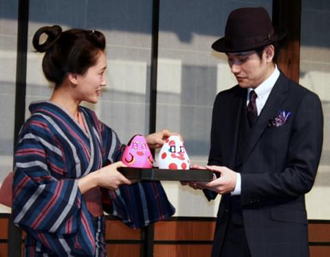 松ケン清盛、綾瀬八重の自作起き上がり小法師に感動 NHK大河主演バトンタッチ