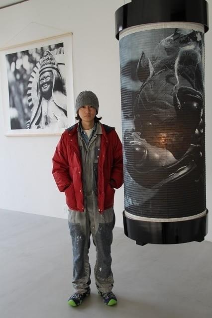 井浦新、自らの作品にかこまれて