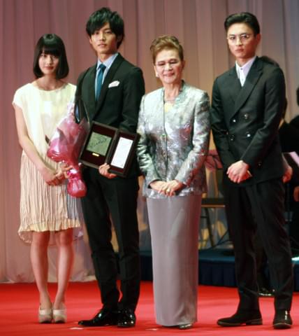 石原まき子さんに絶賛された松坂桃李（左から2人目）