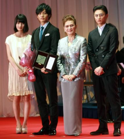 松坂桃李、石原裕次郎新人賞も謙虚な姿勢 まき子夫人が絶賛