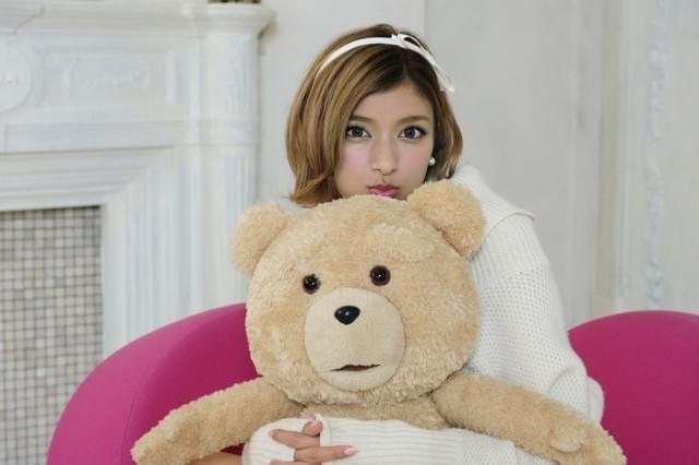 テッドを抱きしめるローラ