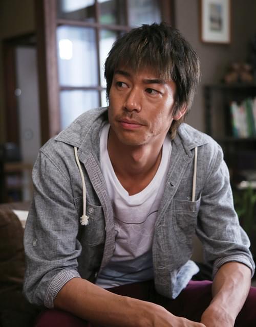 「草原の椅子」に出演するAKIRA