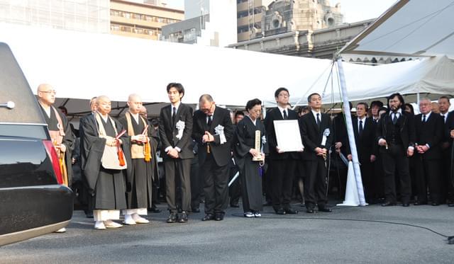 大島渚監督葬儀 坂本龍一、弔辞で「戦メリ」出演時の思い出語る