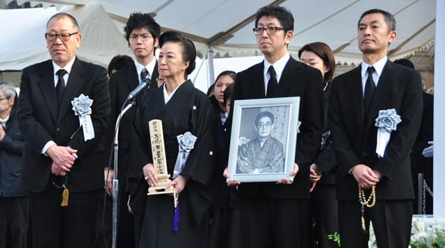 大島渚監督葬儀 坂本龍一、弔辞で「戦メリ」出演時の思い出語る