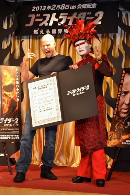 デーモン閣下「ゴーストライダー2」のテイラー監督と灼熱のサイン交わす