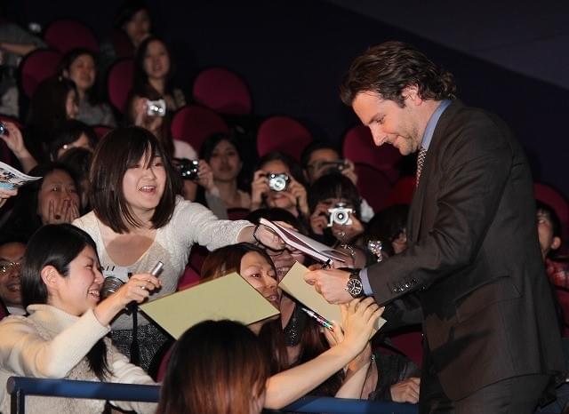 ブラッドリー・クーパー来日、突然のファンサービスで興奮の渦