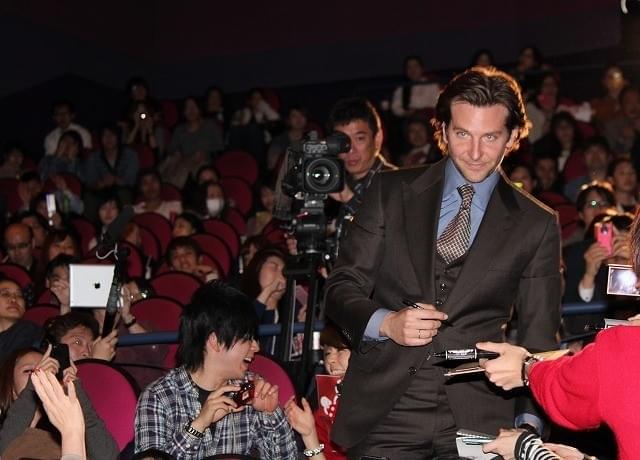 ブラッドリー・クーパー来日、突然のファンサービスで興奮の渦