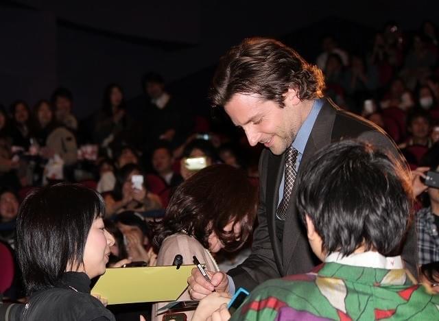 ブラッドリー・クーパー来日、突然のファンサービスで興奮の渦