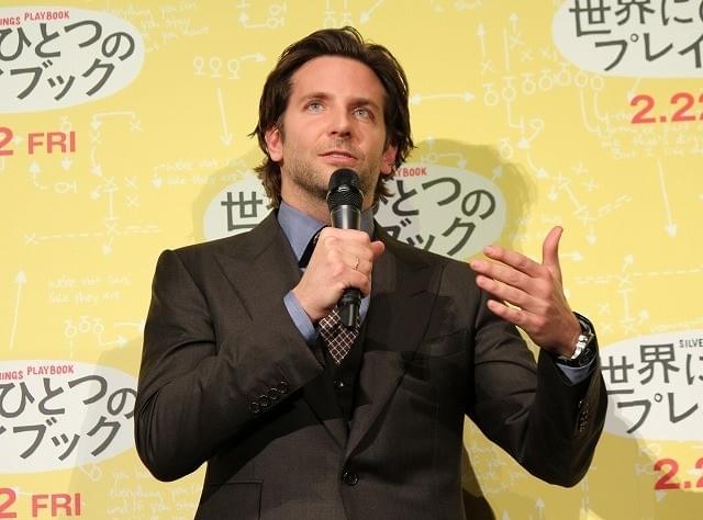 ブラッドリー・クーパー来日、突然のファンサービスで興奮の渦