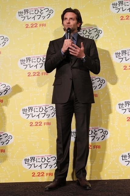ブラッドリー・クーパー来日、突然のファンサービスで興奮の渦