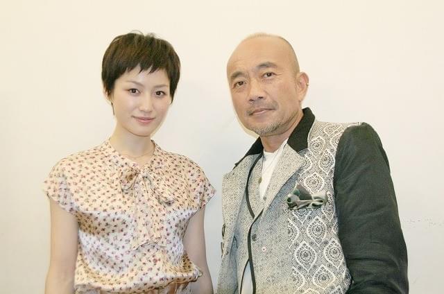 タッグを組んだ平田薫と竹中直人