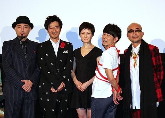 公開緊縛の“えじき”となった綾部祐二ほか、 竹中直人監督、平田薫ら