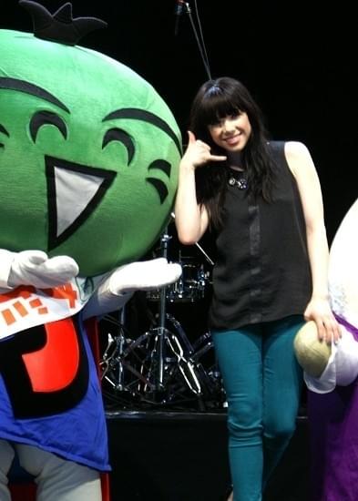 カーリー・レイ・ジェプセン、初単独来日公演で“ゆるキャラ”と共演かなう
