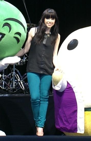 カーリー・レイ・ジェプセン、初単独来日公演で“ゆるキャラ”と共演かなう