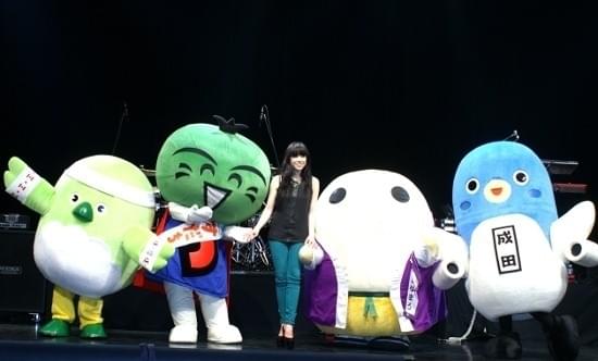 カーリー・レイ・ジェプセン、初単独来日公演で“ゆるキャラ”と共演かなう